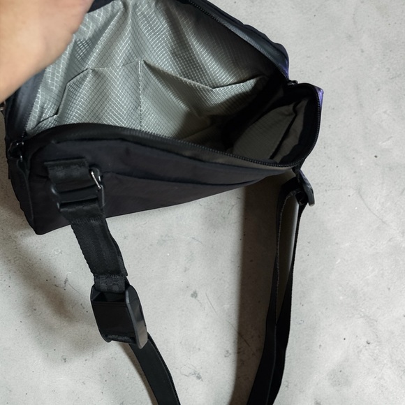 Sleek Black Men's Belt Bag - Picture 6 of 8